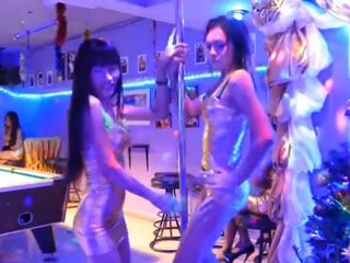 泰國人妖在夜店酒吧跳性感情趣鋼管舞