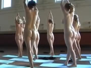 一群大洋馬裸體練習柔軟瑜伽