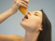 裸體妹飲橙汁